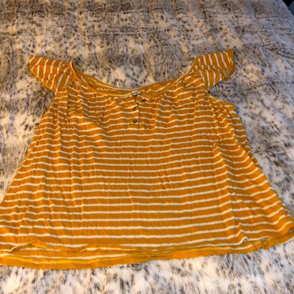 Old navy top with ruffle sleeves